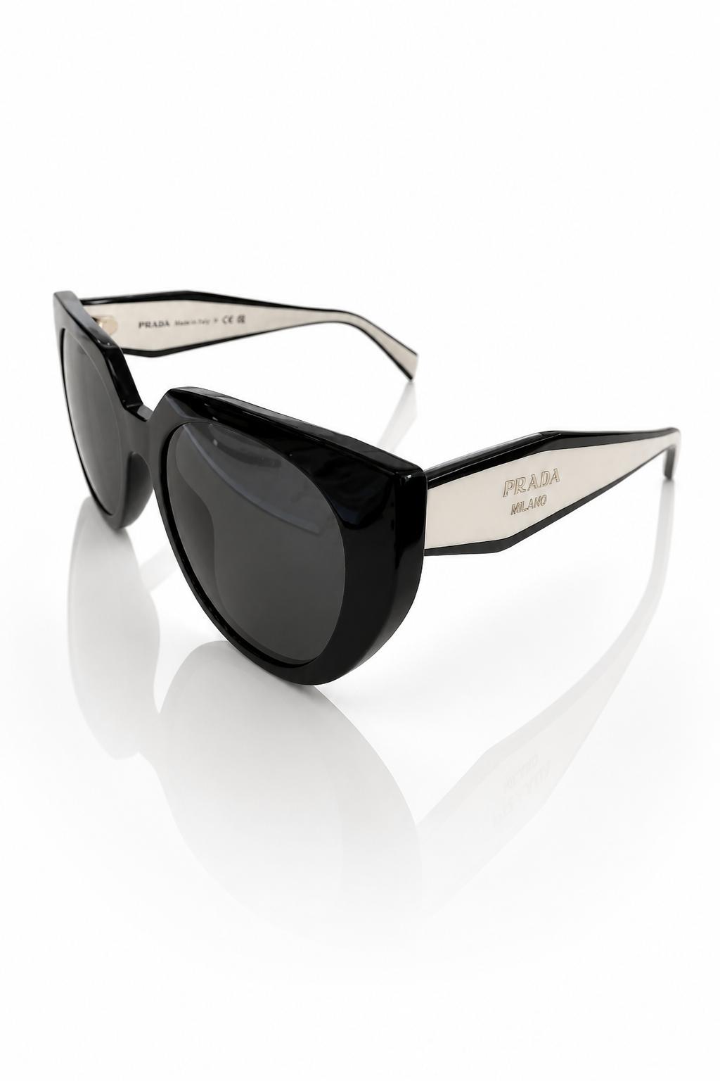Prada SPR14W - Armação em Acetato Preto e Branco com Lente Cinzento Uniforme (09Q-5S0) Tamanho 52